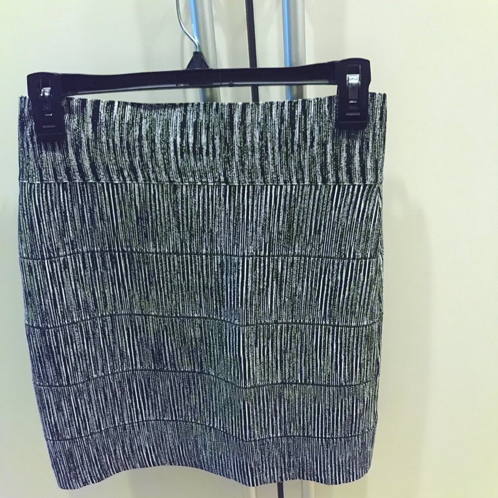 BCBG MAXAZRIA BANDAGE SKIRT MEDIUM